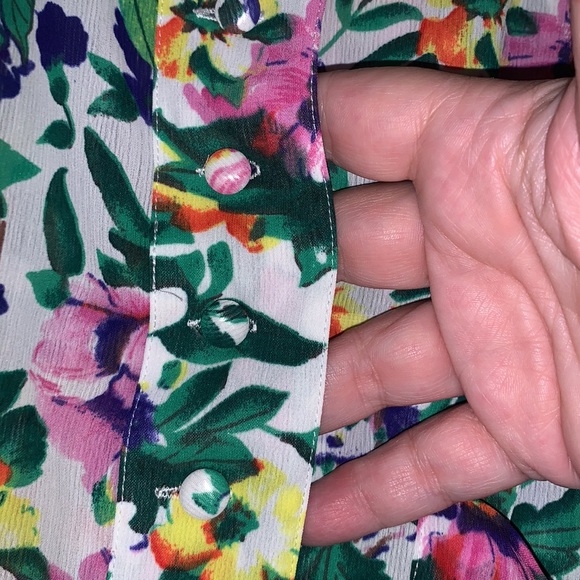 Victoria’s Secret Small sleeveless floral blouse buttons down front - Picture 3 of 5